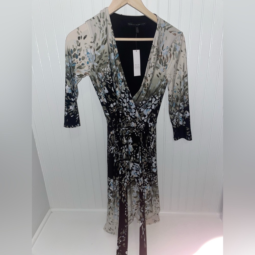 Size 0. Beautiful work dress. Stretchy material.